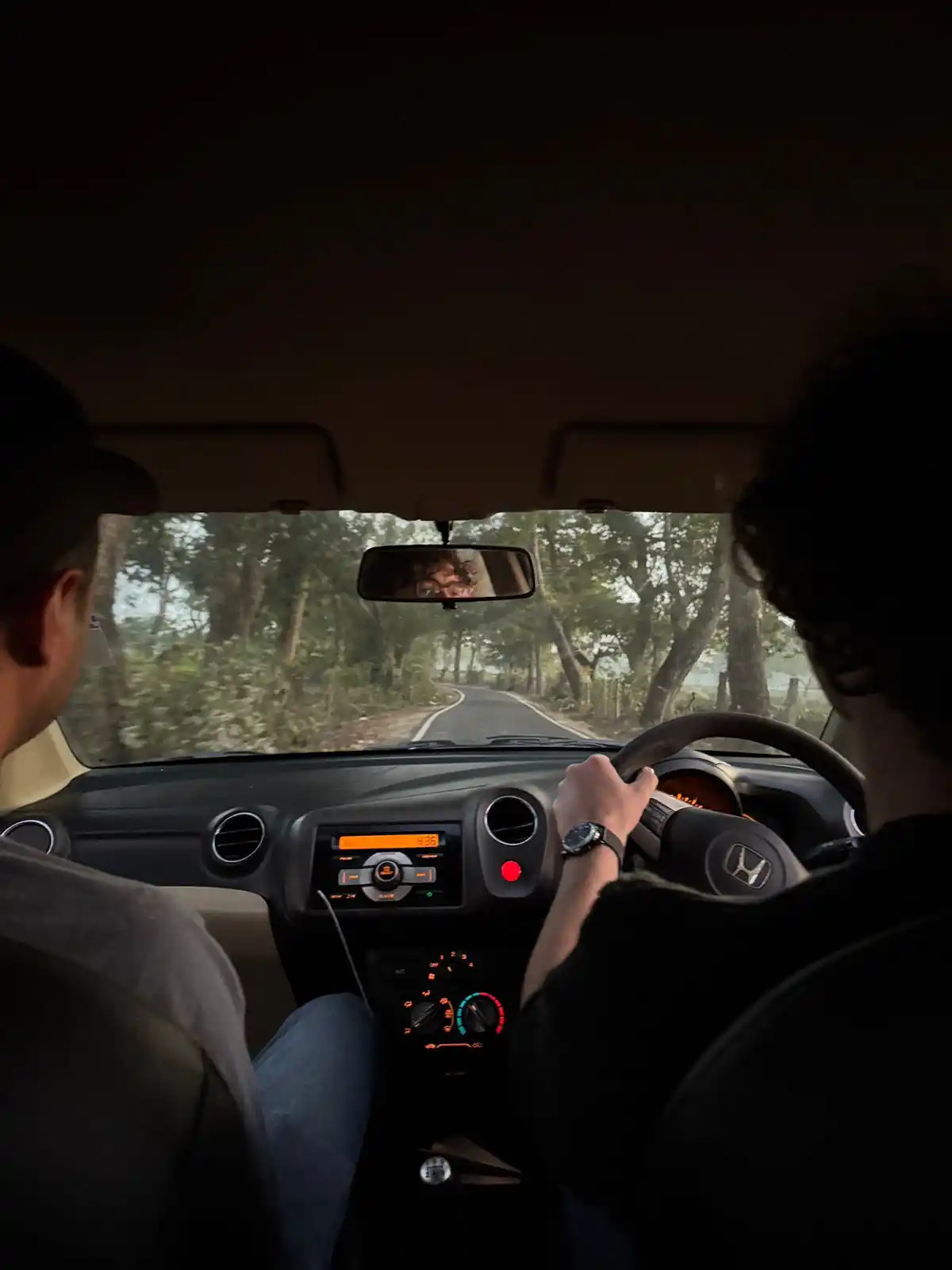 J'apprends à conduire une voiture manuelle