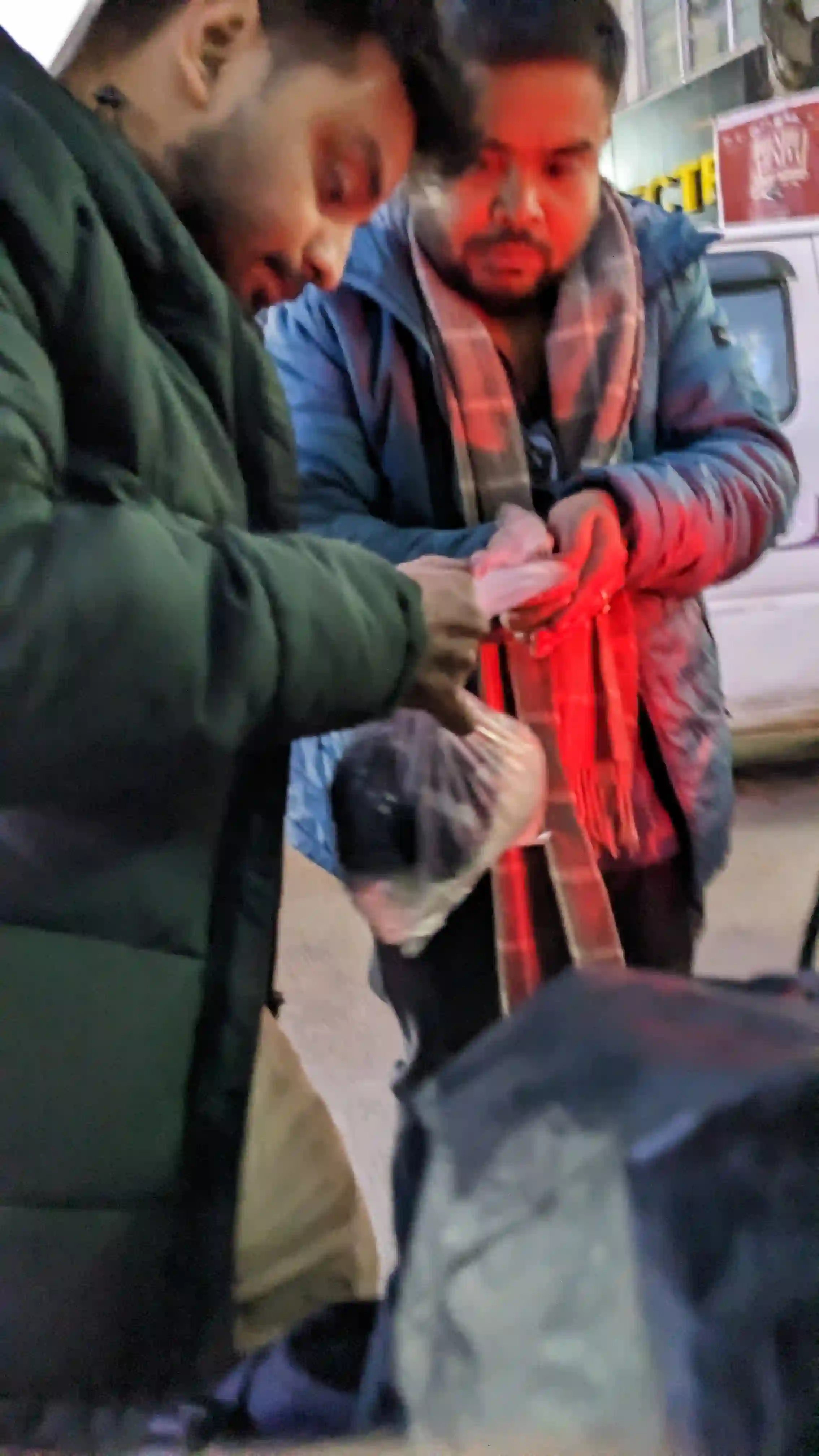 Aviraj et Tridip referment le sac du riz dans le coffre du taxi