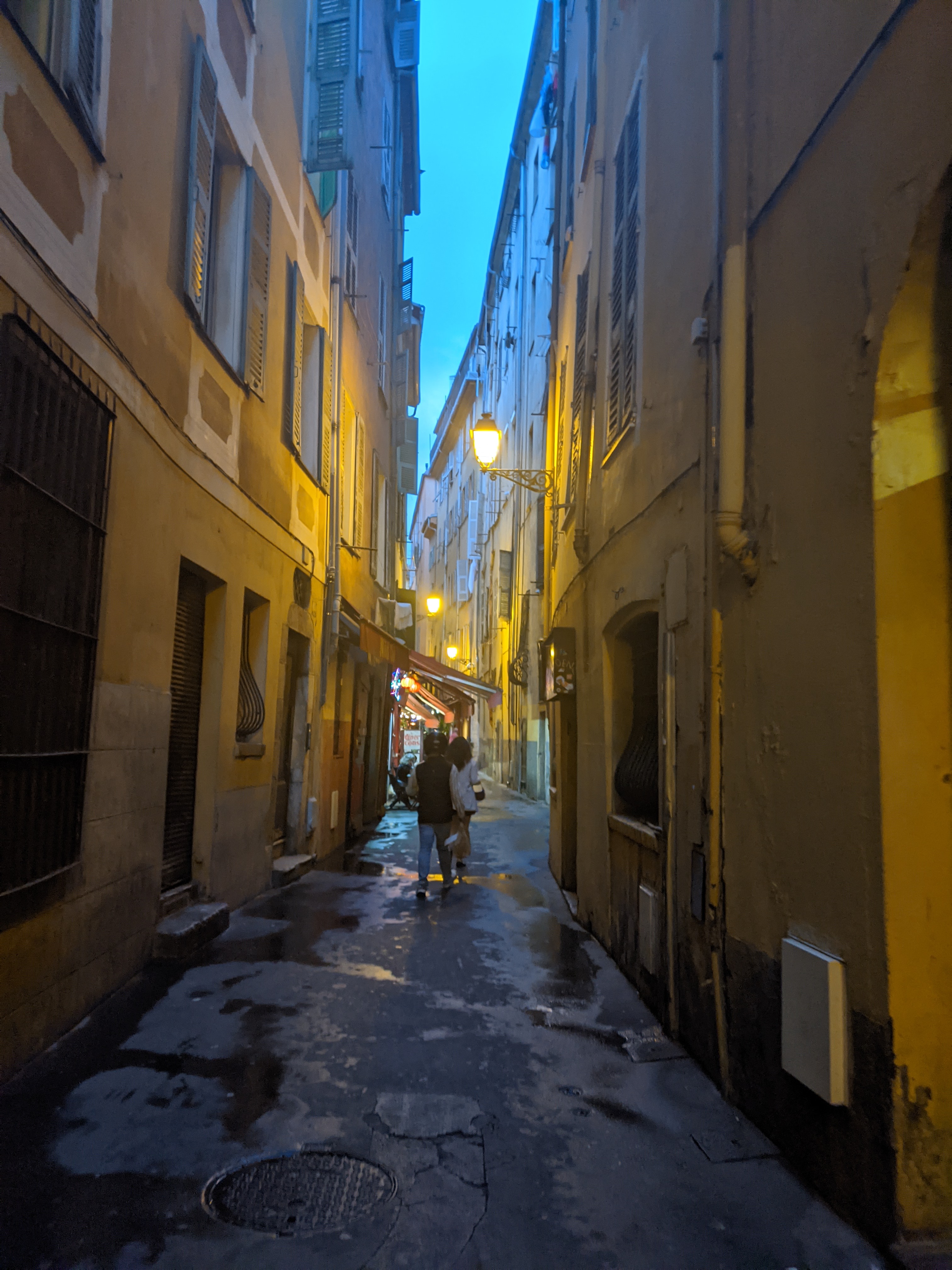 Une ruelle dans le vieux quartier de Nice ~ 2025